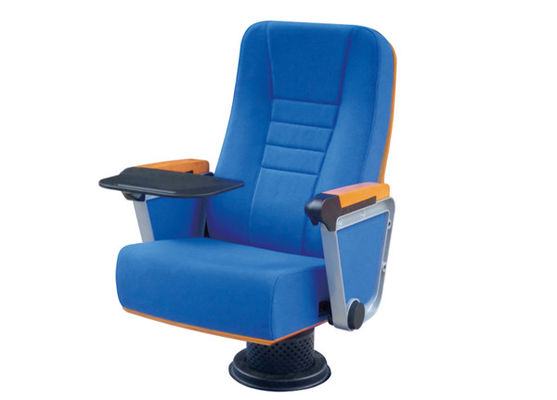 Promi sitzt unabhängiges Bein-Falten-Auditorium mit ABS Tablet vor